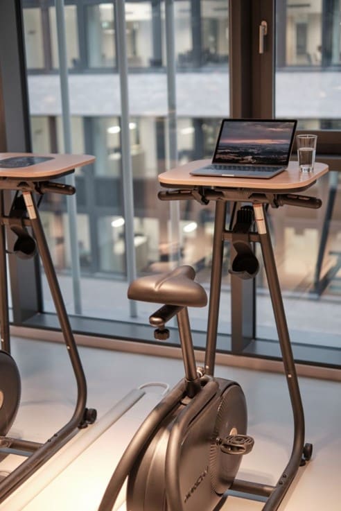 „nutzerzentrierte Arbeitsplätze“ befasst: Wie wirken sich Licht und Raum auf den Arbeitsprozess aus? Wie können beide die Produktivität der Mitarbeitenden fördern? Wie kann man Burnout vorbeugen?